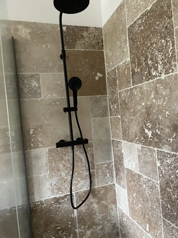Douche à l'italienne travertin à Montpellier