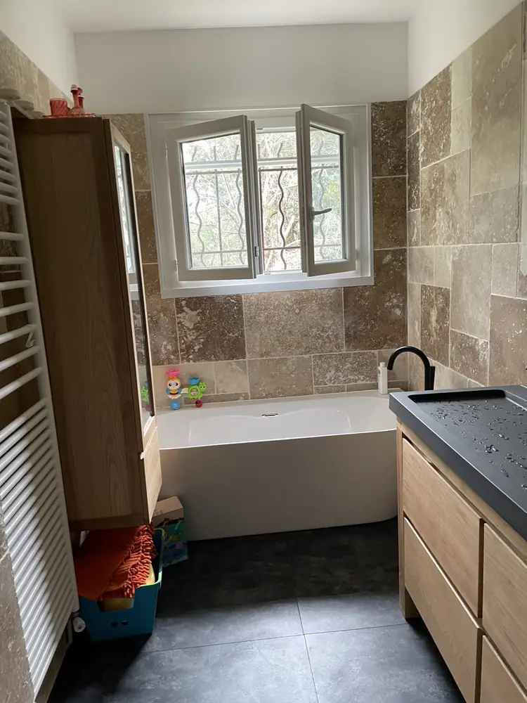 Baignoire travertin à Montpellier