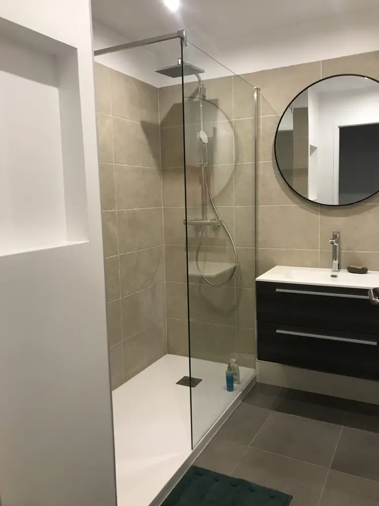 Douche plain-pied faïence beige à Montpellier