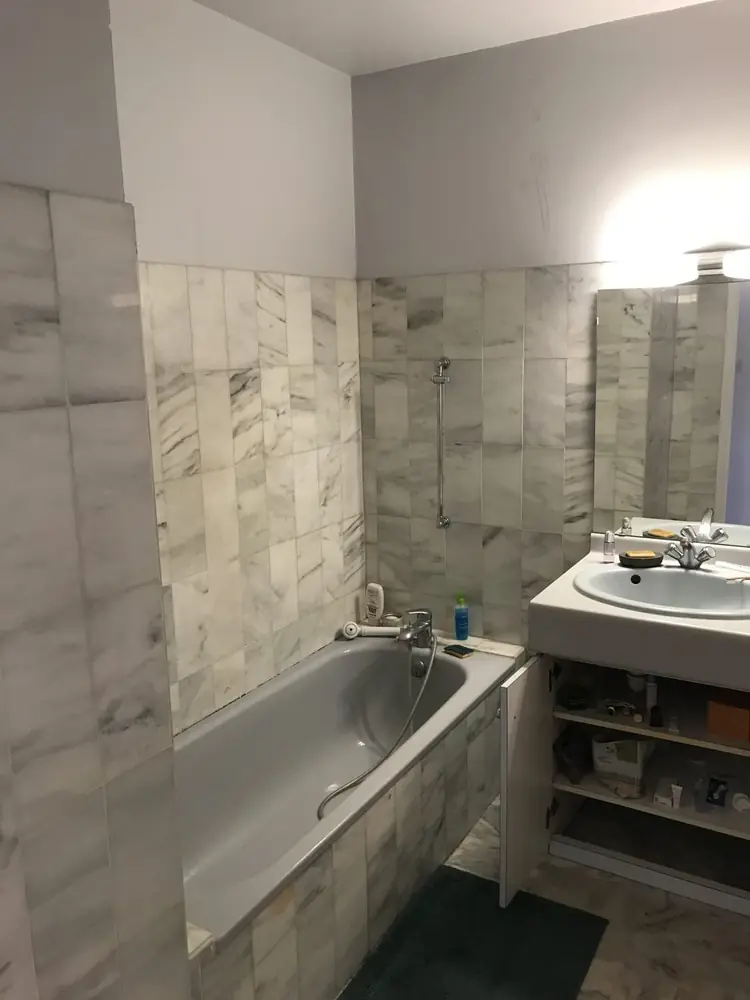 Ancienne salle de bain carrelée à Montpellier