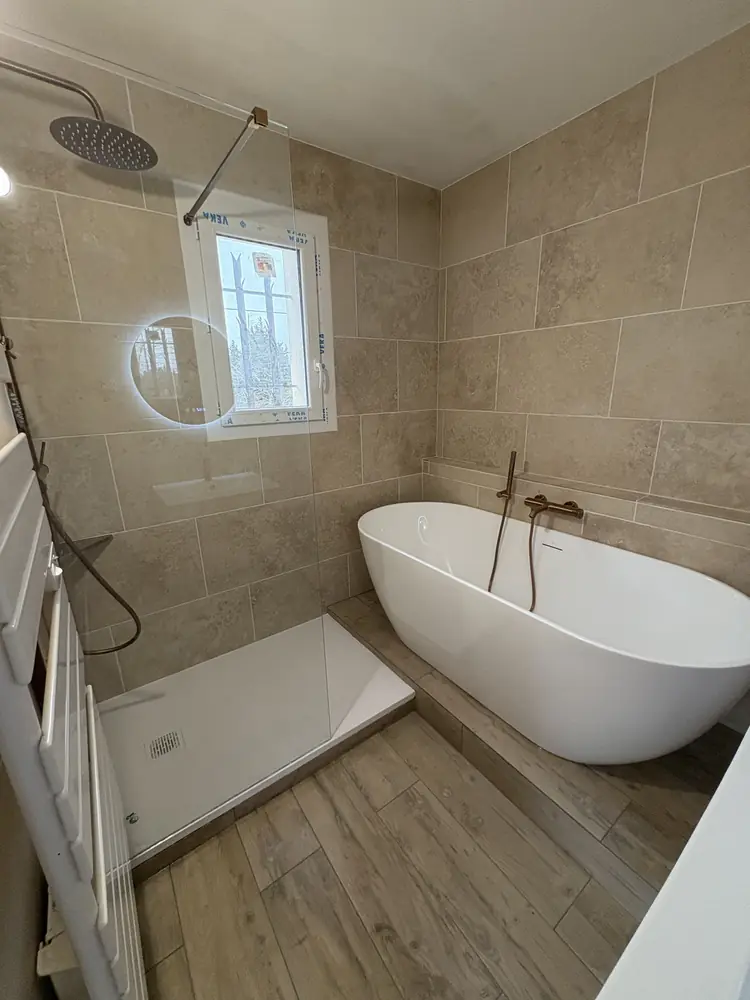 Rénovation salle de bain travertin à Montpellier